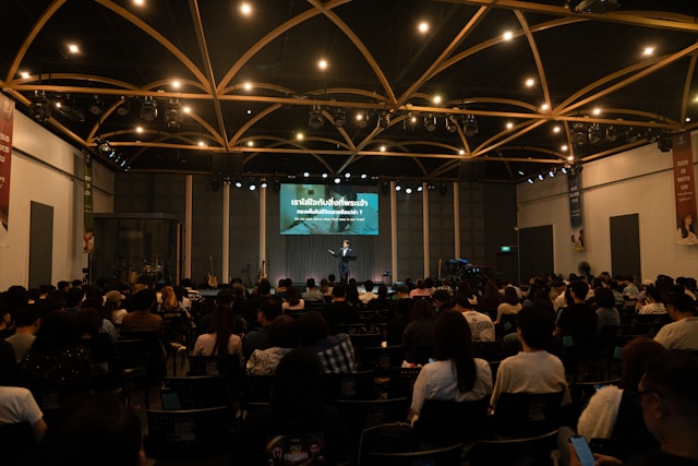 keynote speakers who connect what audiences actually remember